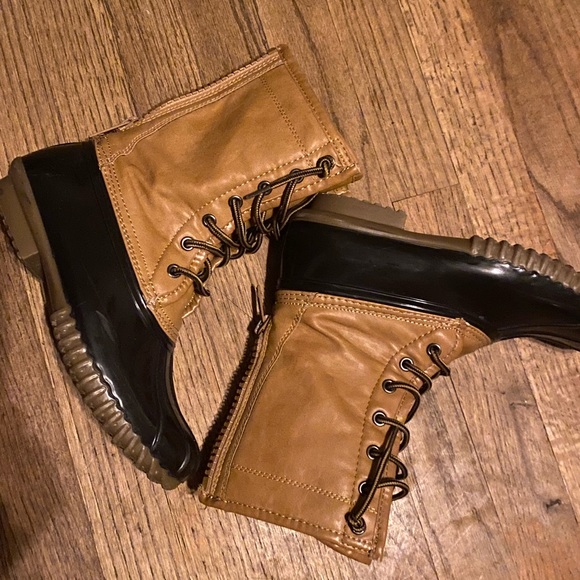 Duck Boots Madden Girl Flurry 7. Run small.bzip back lace front. Good condition. - Picture 3 of 4